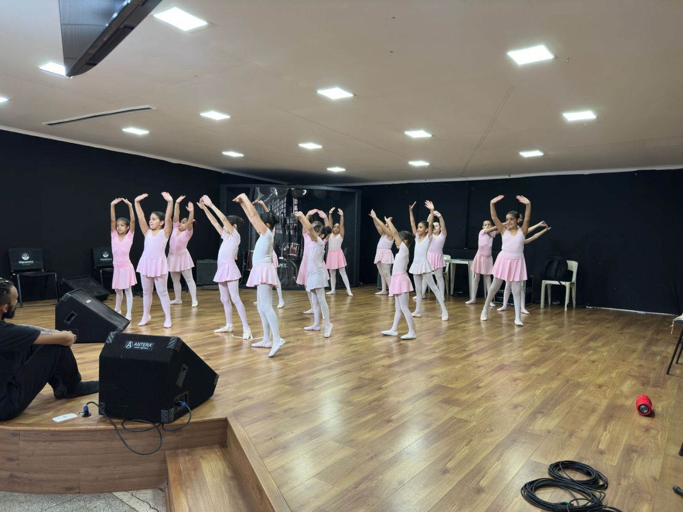 Apresentação de balé no palco do auditório
