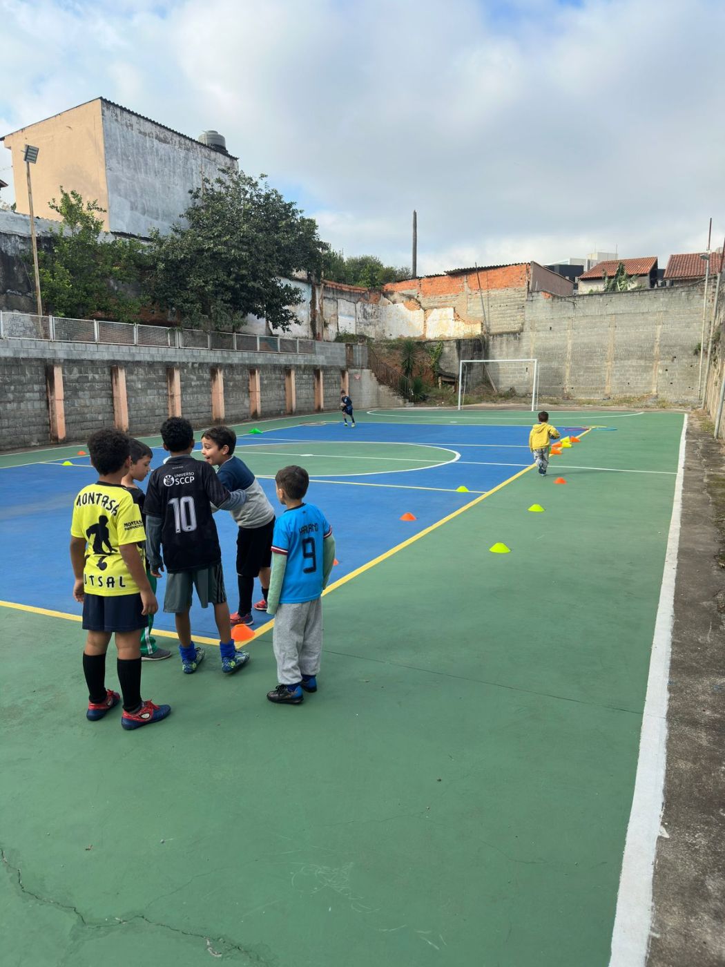 Treino de futebol na quadra