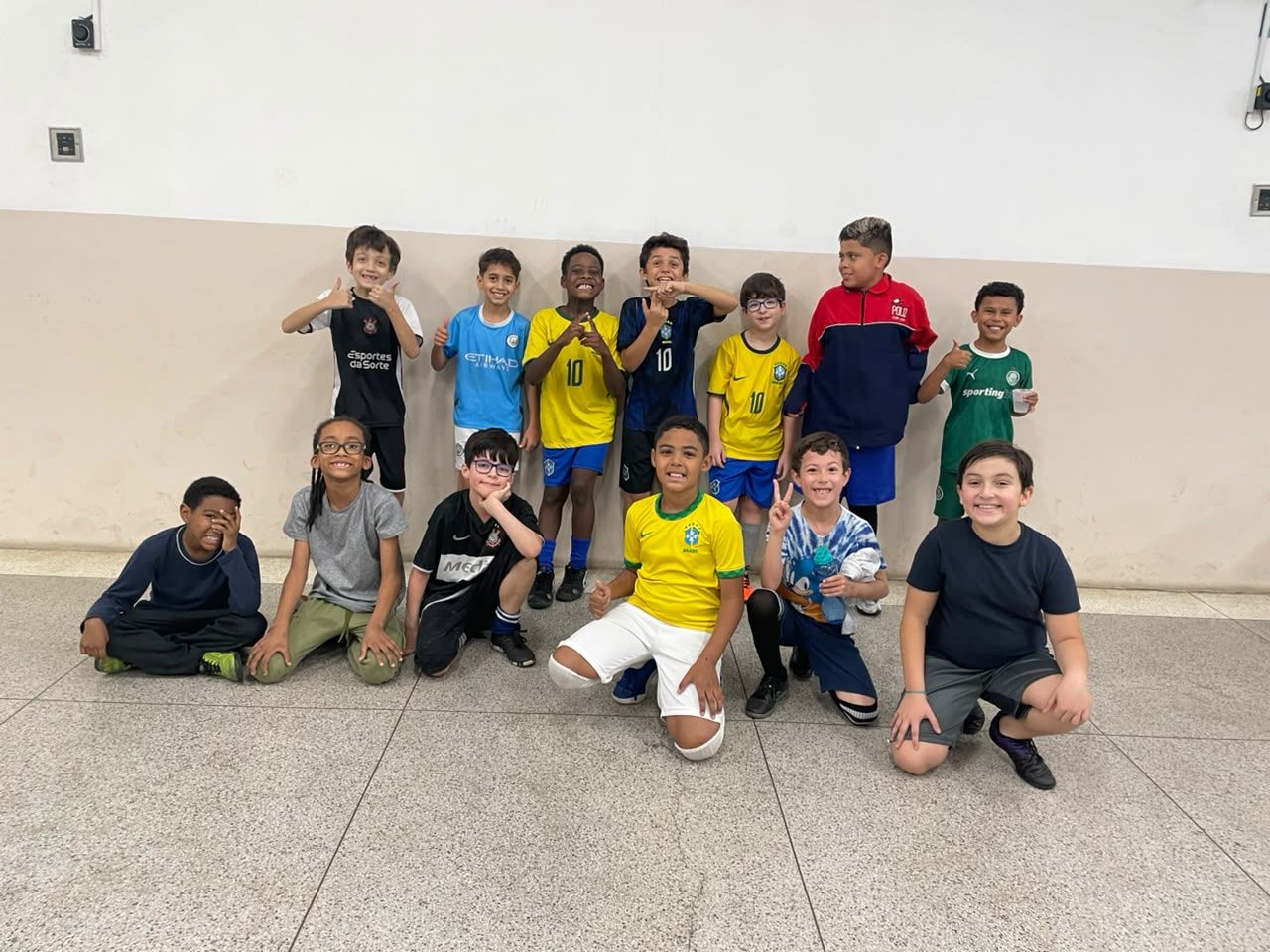 Time de futebol infantil posando para foto