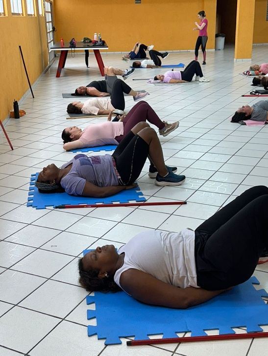 Mulheres fazendo exercícios de pilates no solo