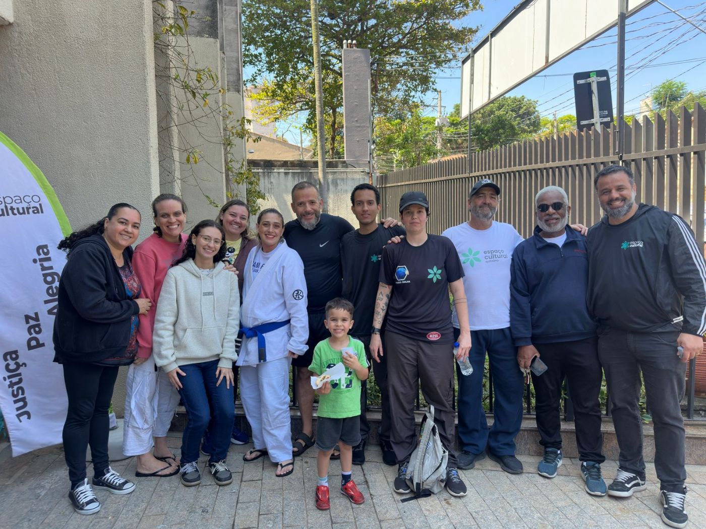 Voluntários e equipe reunidos na entrada do espaço